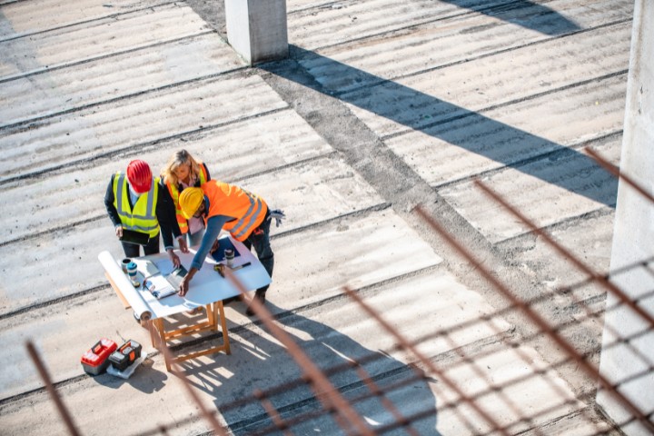 owner and contractor discussing blueprint