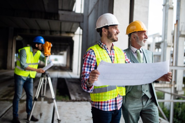 Construction contractor and surety company representative discussing project details to ensure commercial bond coverage